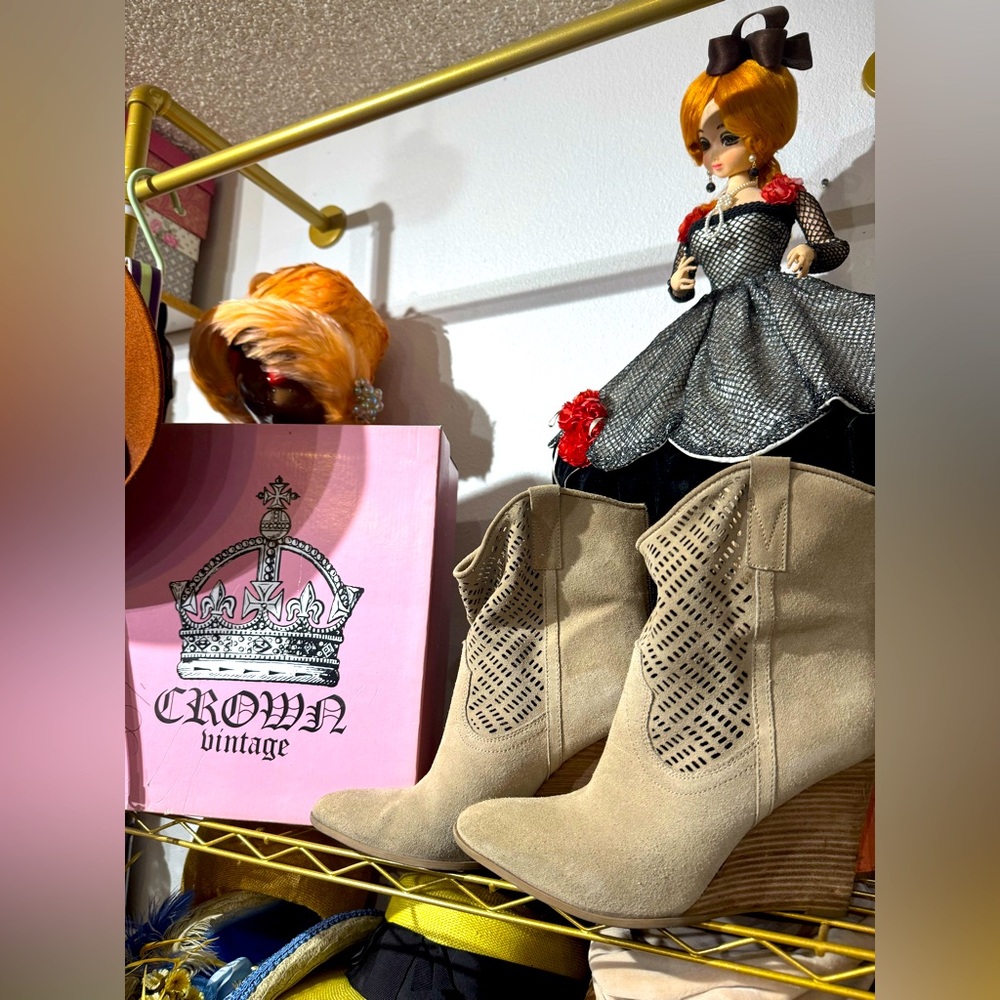 Amazing CROWN VINTAGE heeled booties // 8.5 - Picture 2 of 7